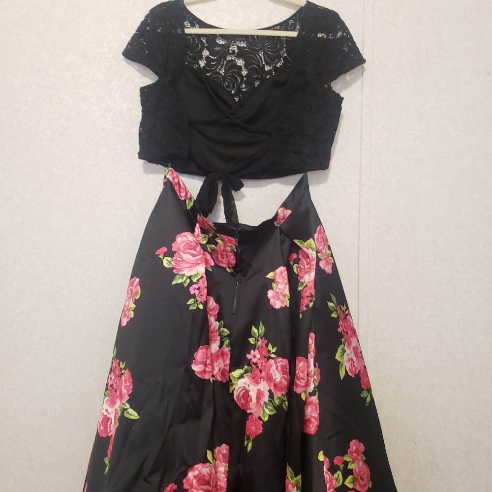 2 PIECES SET ..LACE TOP-BLACK SKIRT WITH PINK FLOWERS ...SIZE 17/18 - Picture 3 of 16